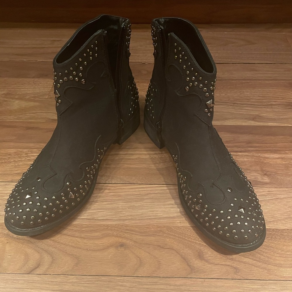 Size 6 western style booties